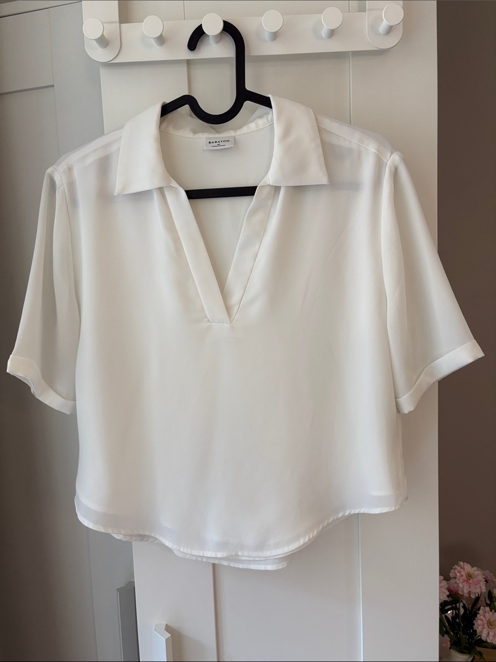 Babaton White Cropped V-Neck Blouse